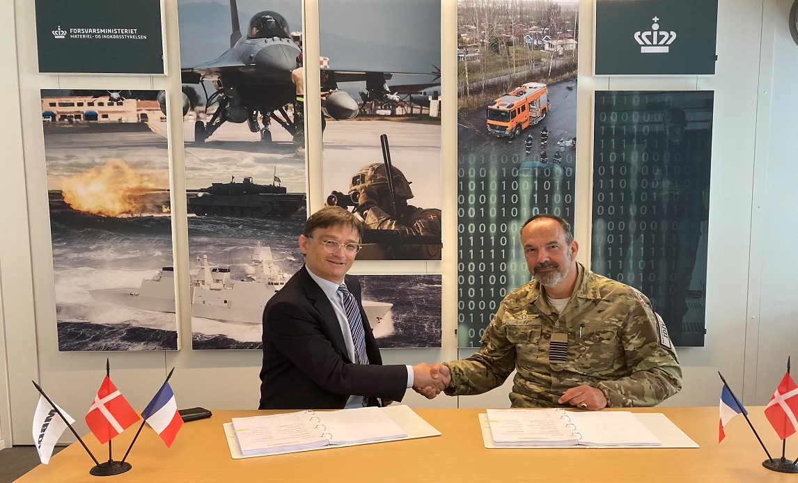 Jan Toft, chef for FMI Investeringsdivision og François Rouhier, MBDA France Senior Regional Executive, skrev for nylig under på kontrakten om levering af VL MICA systemet som en del af den indledende opbygning af det jordbaserede luftforsvar.
