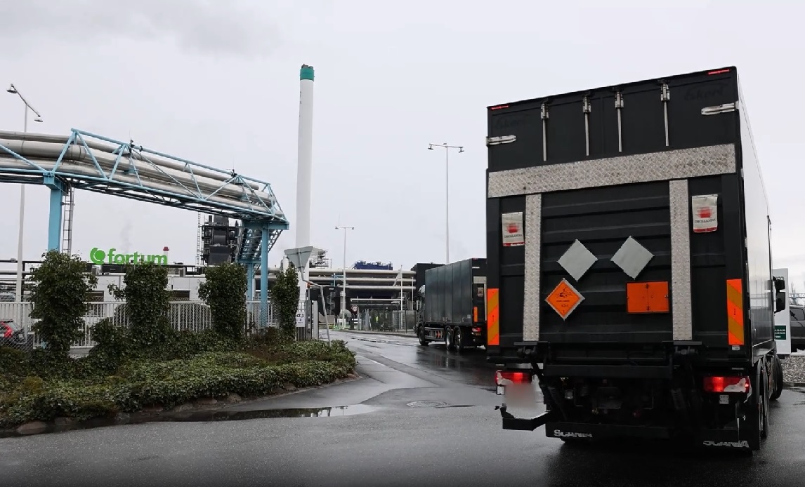 De fleste forbinder fyrværkeri med noget, der hører årsskiftet til. Men ved Forsvarsministeriets Materiel- og Indkøbsstyrelse (FMI) er arbejdet med fyrværkeri noget, der strækker sig over hele året.