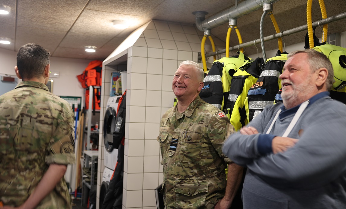 Generalløjtnant Kim Jesper Jørgensen fik en rundtur på redningsstationen i forbindelse med besøget.
