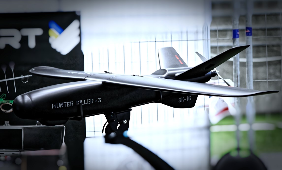 Droner er overalt—det afgørende bliver forbindelserne. UAS er nu standard på kamppladsen. Gevinsten opstår, når sensorer, C2-systemer og effekter hægtes på samme sikre datanet—så efterretning kan omsættes til handling hurtigt og ansvarligt.