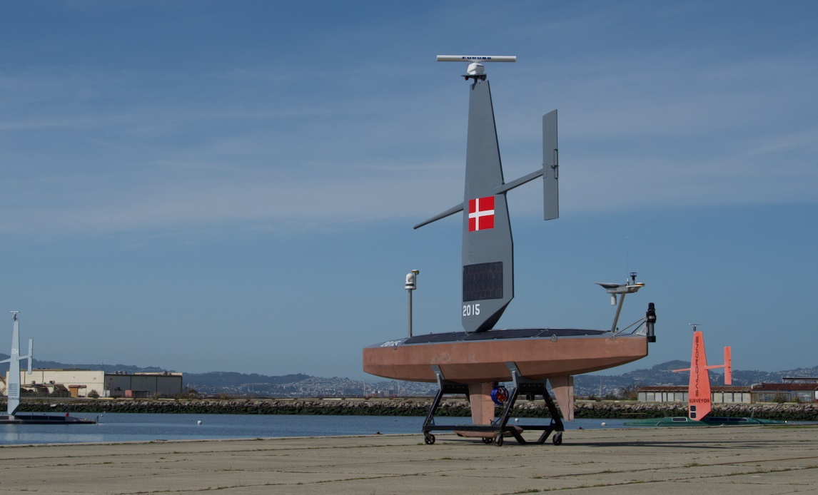 De fire ubemandede sejlende enheder, som afprøves i sommeren 2025, er fra den amerikanske virksomhed Saildrone.