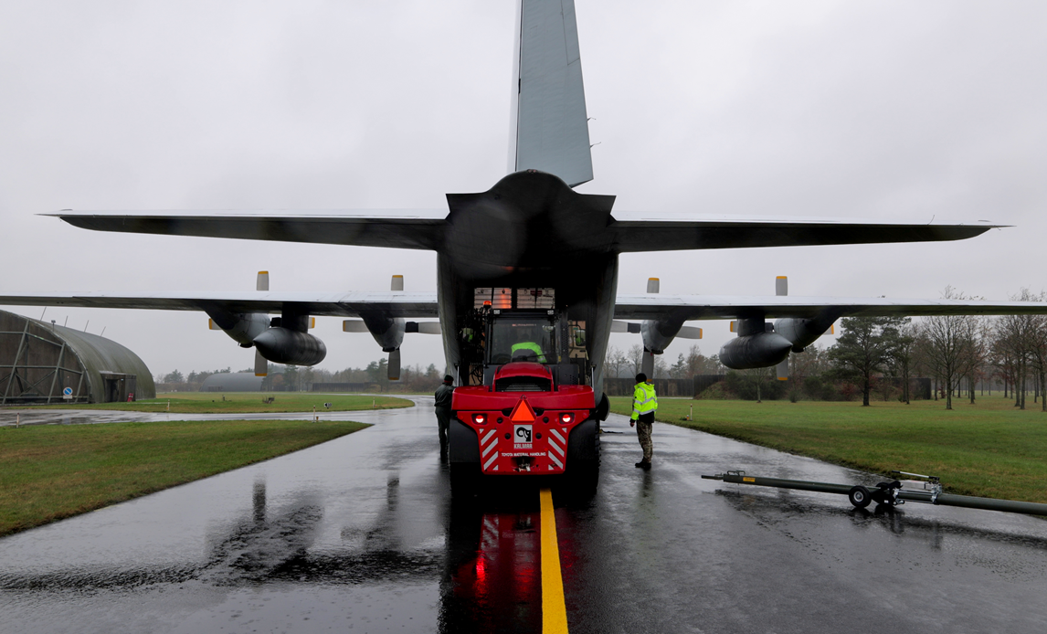 Et argentinsk C-130 fly pakkes med reservedele og støtteudstyr.