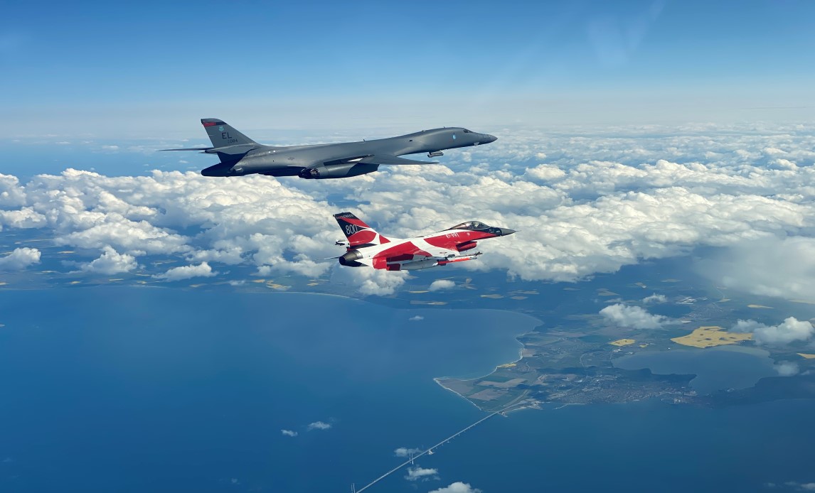 Dansk f-16 eskorterer et B1 Lancer strategisk bombefly fra USA igennem dansk luftrum. US Air Force. F-16 med Dannebrog 800 år dekoration