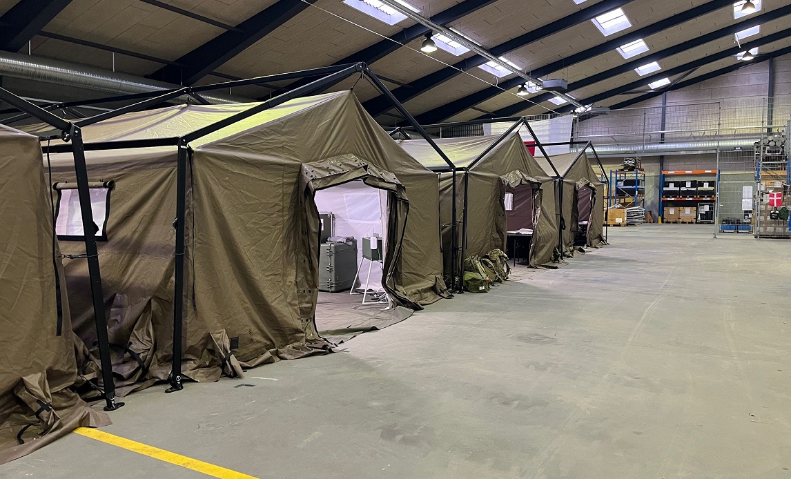 MULTITELT under et fabrikskursus i 2023. Her afprøvede FMI bl.a. hvor hurtigt teltet kunne sættes op, og hvor stabilt det stod.