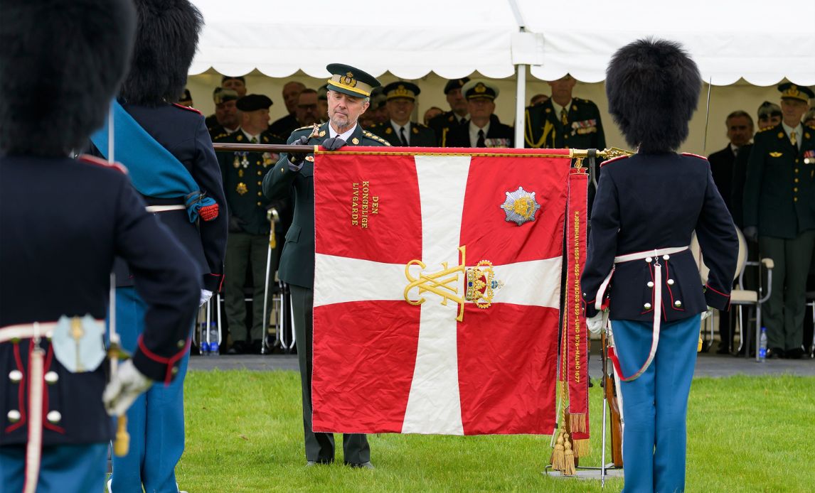 Den første fane bliver indviet af Kong Frederik