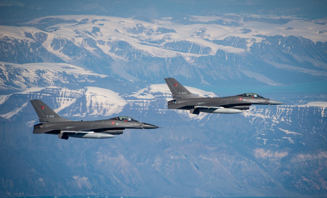 To F-16 fly over Grønland.