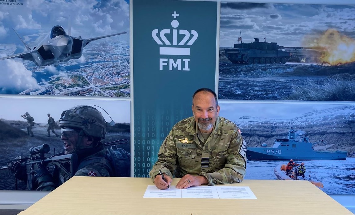 Jan Toft, chef for FMI's Investeringsdivision, skrev for nylig under på fuldmagt til, at det "tyske FMI" (BAAINBw) kunne skrive kontrakt på levering af IRIS-T SLM-systemet til Danmark.