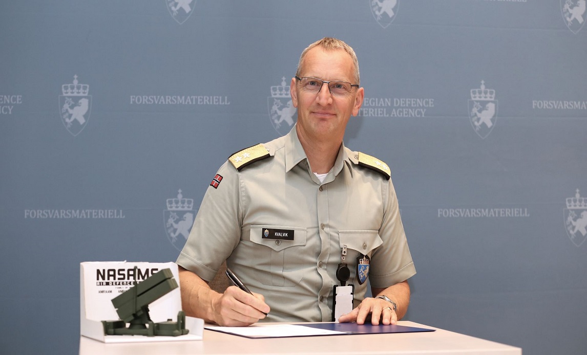 FMI's norske pendant Forsvarsmateriell underskrev kontrakten på leje af NASAMS-systemet.