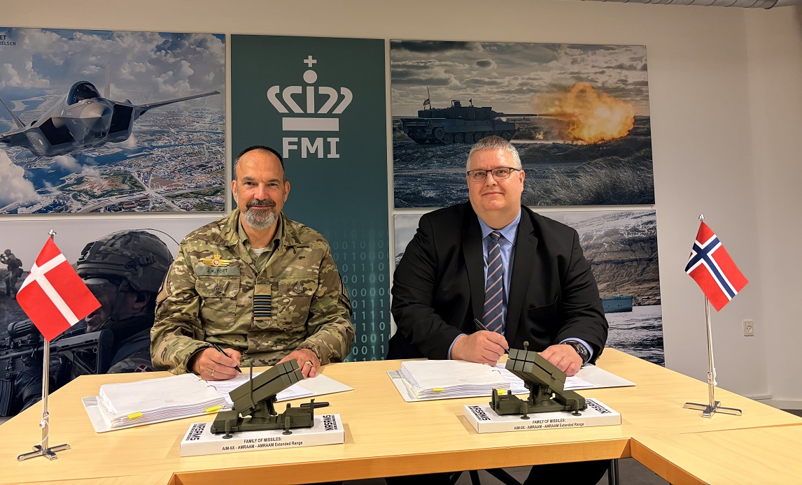 OB Jan Toft underskriver kontrakt på permanent system fra Kongsberg. På billedet ses OB Jan Toft sammen med direktøren for KDA, inden de skriver under på kontrakten.