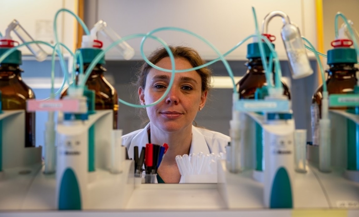 Som laboratorietekniker hos Forsvarsministeriets Materiel- og Indkøbsstyrelse kan der trækkes en lige linje fra arbejdet i laboratoriet til soldaterne i felten.