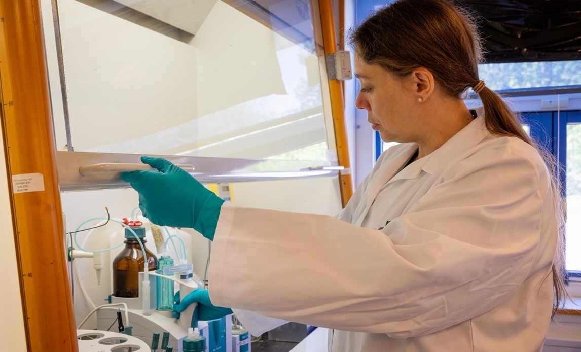 De prøver som Mathilde modtager testes ofte flere gange: Selv de mindste faktorer kan påvirke resultatet af prøverne.