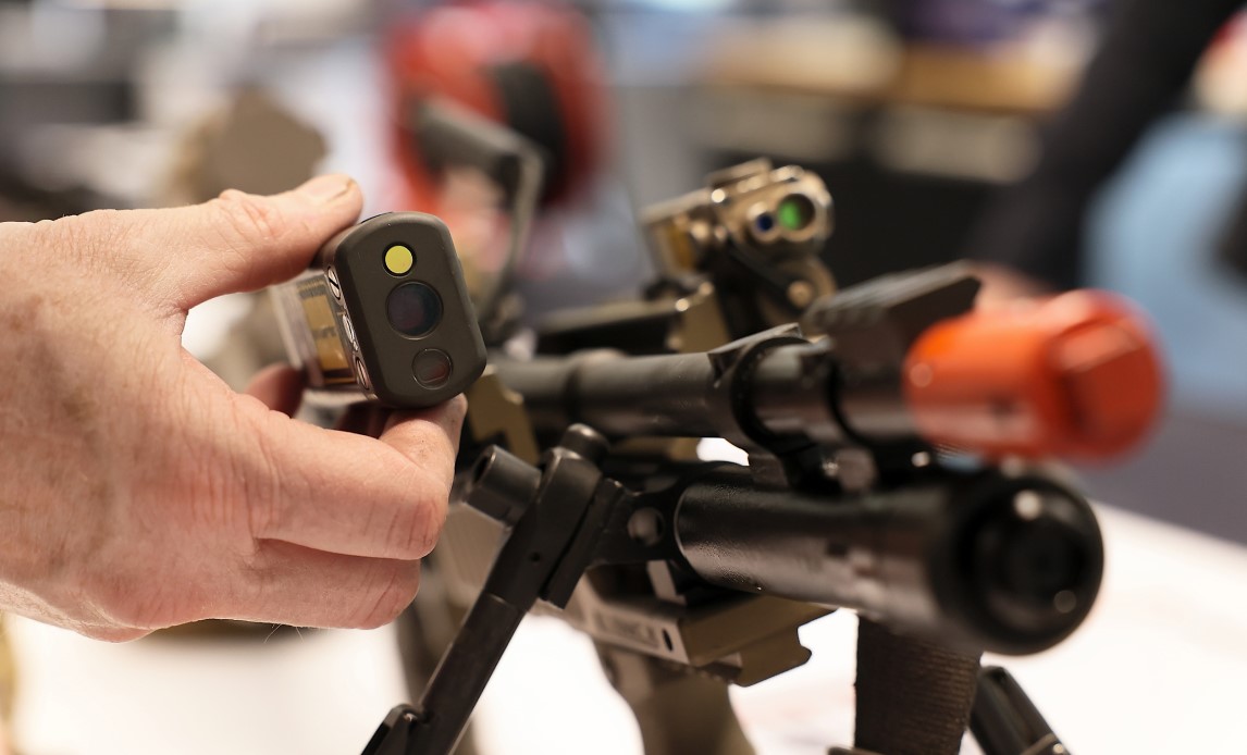 Laser-duel-system monteres på soldatens våben
