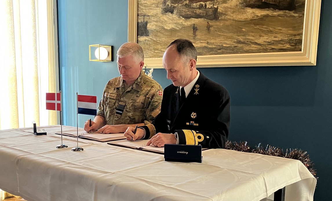 Chef for FMI, materieldirektør og generalløjtnant Kim Jesper Jørgensen og hans hollandske pendant, viceadmiral Arie Jan de Waard