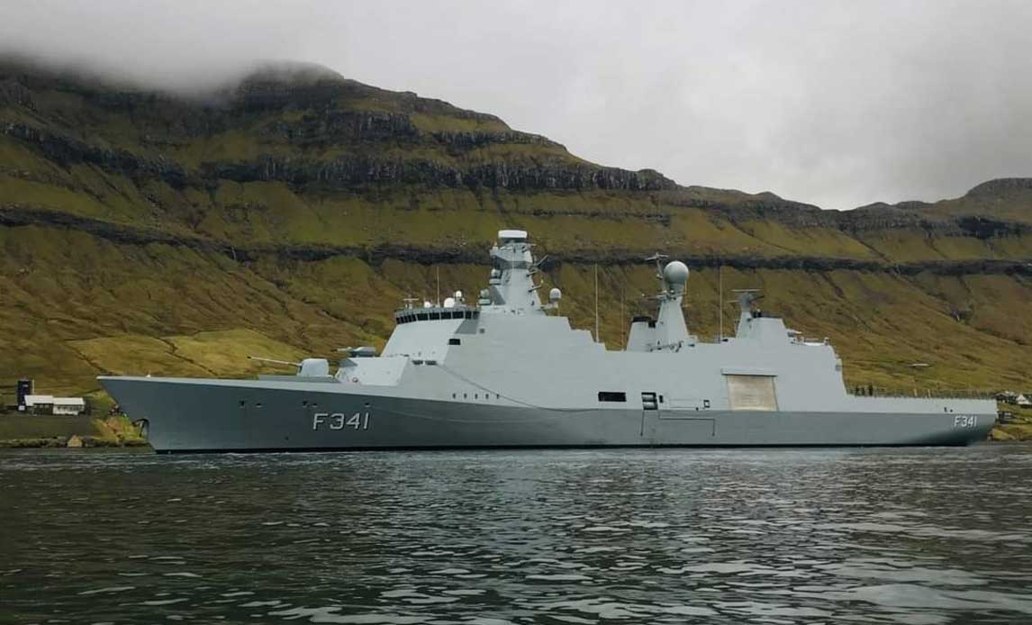 F341 ABSALON en af Søværnets ASW-fregatter, som skal udrustes med TAS. Her på patrulje ved Grønland.