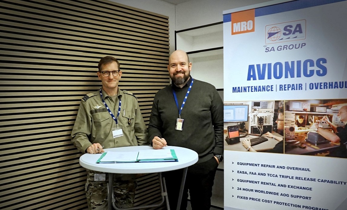 Underskrift af kontrakt med Scandinavian Avionics.
Major Jens Vinther, FMI Kapacitetsansvarligt Luftsystemer,  CEO. Michael R. Truelsen (SA)