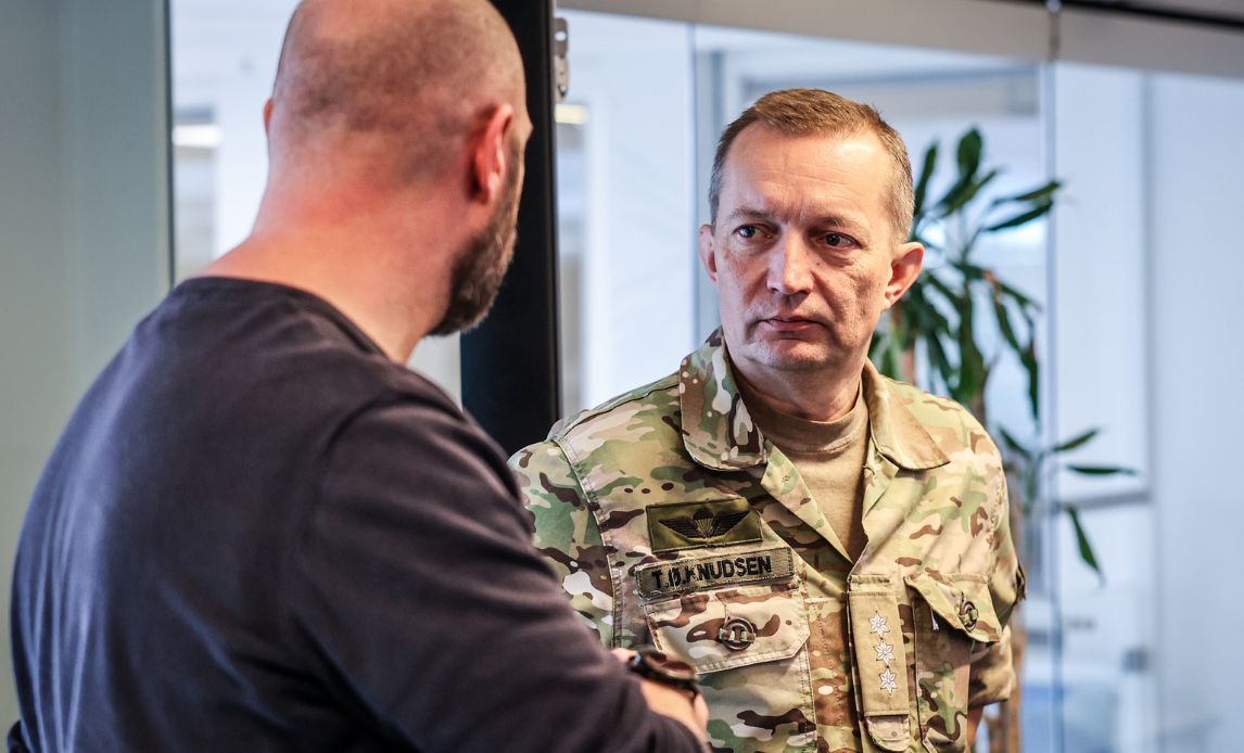 Oberst Thomas Øgendahl Knudsen, i samtale med kollega.