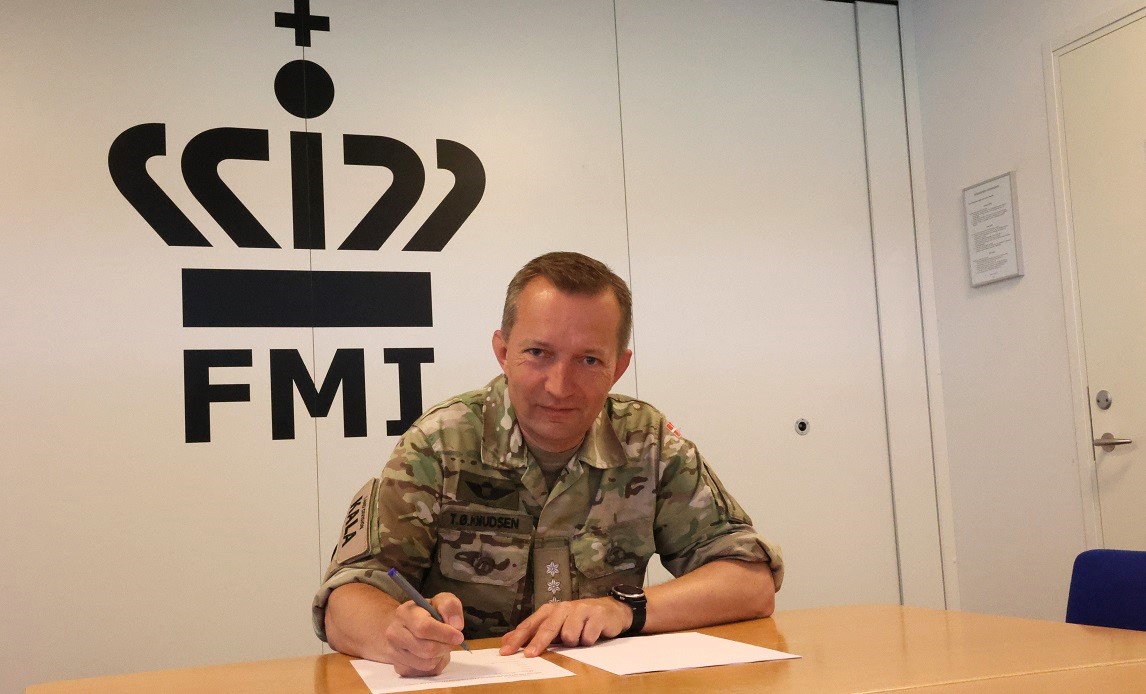 Chefen for landdivisionen i FMI, oberst Thomas Øgendahl Knudsen underskrev den kontrakten med Patria.