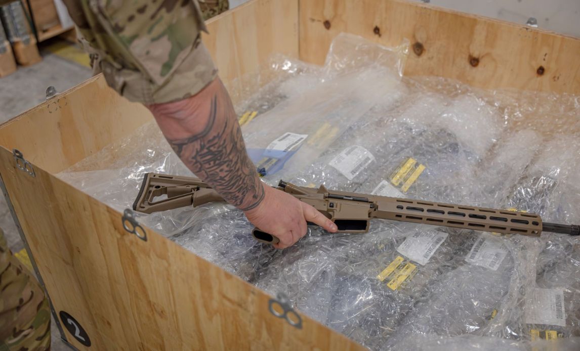 Levering af COLT riffel