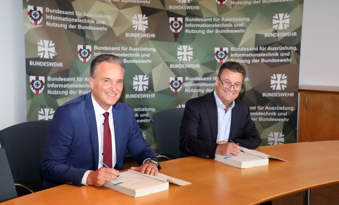 Helmut Rauch, adm. dir. Diehl Defence, og Ralph Herzog, BAAINBw, underskrev tirsdag kontrakt på anskaffelsen. BAAINBw står for "Bundesamt für Ausrüstung, Informationstechnik und Nutzung der Bundeswehr".
Det er en civil myndighed under det tyske forsvarsministerium (BMVg), og står for planlægning, anskaffelse, udvikling og forvaltning af militært materiel og it-systemer til Bundeswehr.