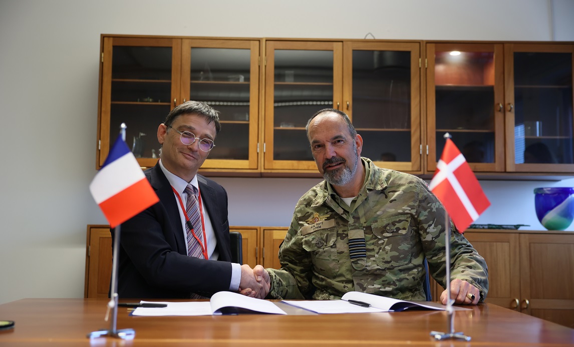 Jan Toft underskriver kontrakt med MBDA på nye VL MICA-systemer.