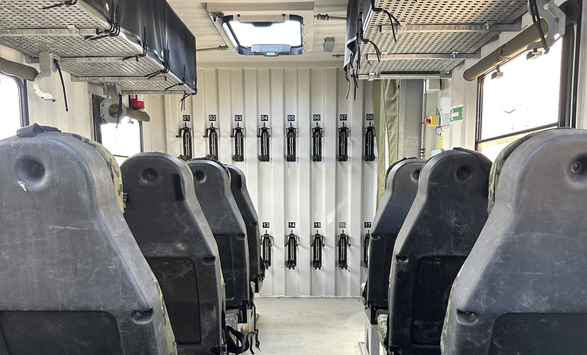 Våbenrack i personeltransportcontainer