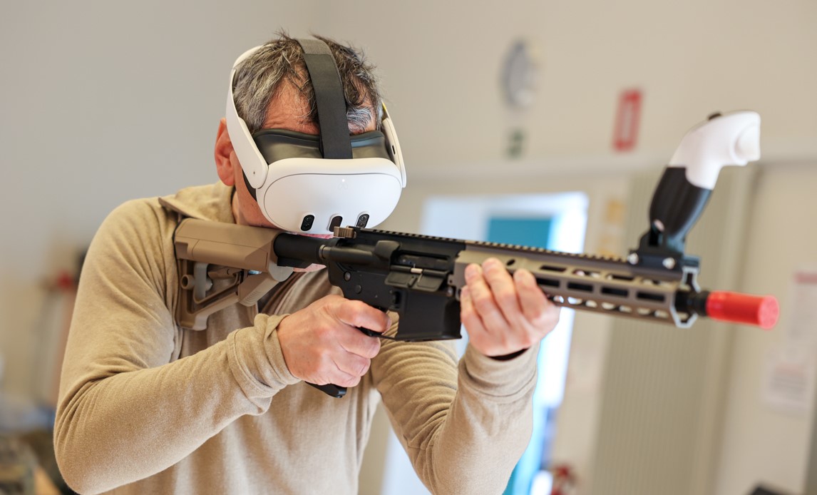 Kursister på HJS afprøver VR-briller